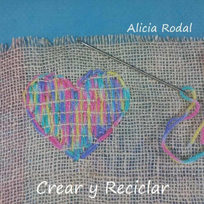 En este tutorial vamos a aprender a coser unas figuras en forma de corazones, con hilos de lana, sobre la tela de saco o yute. Para eso vamos a hacer puntos básicos en la tela de saco. Esta es la idea Nivel principiante Parte 2