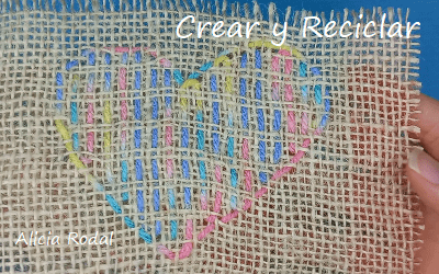 En este tutorial vamos a aprender a coser unas figuras en forma de corazones, con hilos de lana, sobre la tela de saco o yute. Para eso vamos a hacer puntos básicos en la tela de saco. Esta es la idea Nivel principiante Parte 2
