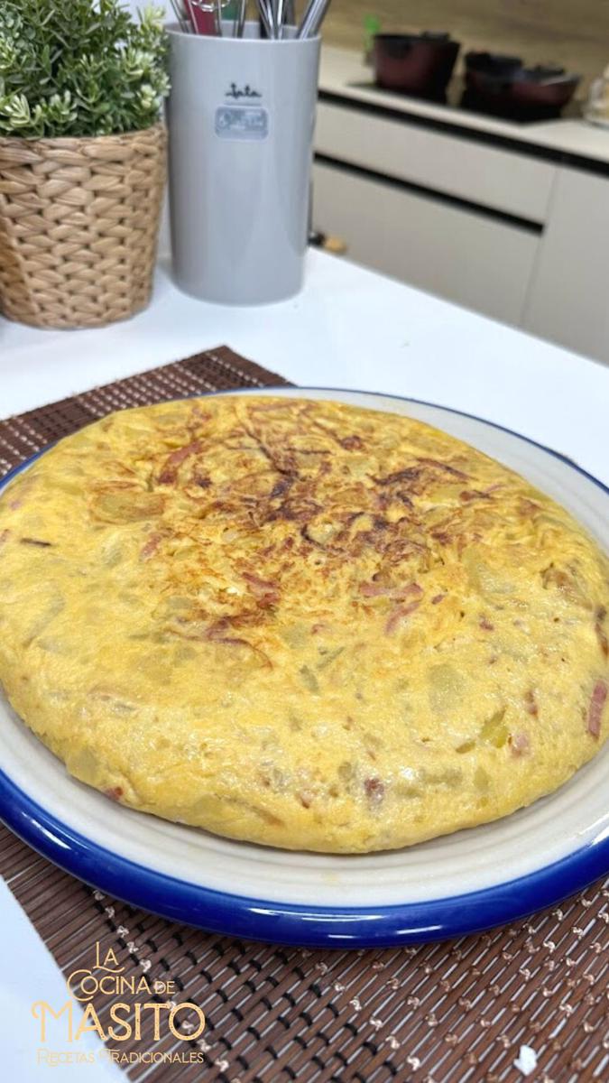 Tortilla de patatas con cebolla caramelizada, queso de cabra y bacón, receta fácil y sabrosa