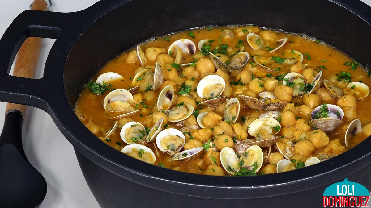 Guiso de garbanzos con almejas, una receta tradicional, fácil y muy saludable. Esta receta además de estar riquísima se hace fácilmente y es muy económica, vamos, lo de bueno, bonito y barato se ajusta a este plato a la perfección