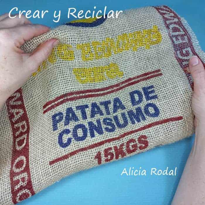 ¿Quieres aprender a hacer estas lindas flores de tela? En este tutorial te enseño que fácil es, además de hacerlas con un material reciclado como lo es la tela de saco o yute