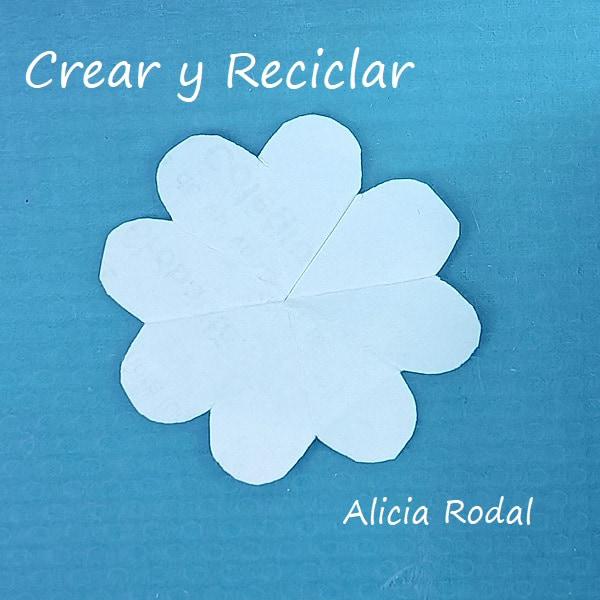 ¿Quieres aprender a hacer estas lindas flores de tela? En este tutorial te enseño que fácil es, además de hacerlas con un material reciclado como lo es la tela de saco o yute