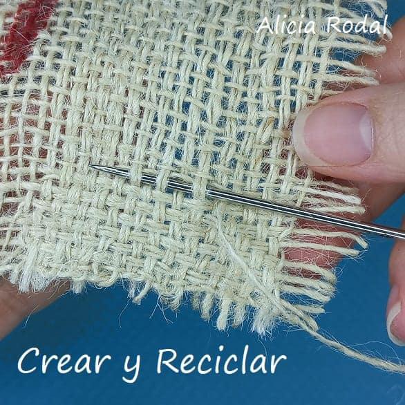 ¿Quieres aprender a hacer estas lindas flores de tela? En este tutorial te enseño que fácil es, además de hacerlas con un material reciclado como lo es la tela de saco o yute