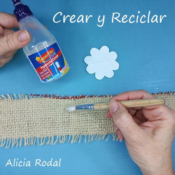 ¿Quieres aprender a hacer estas lindas flores de tela? En este tutorial te enseño que fácil es, además de hacerlas con un material reciclado como lo es la tela de saco o yute