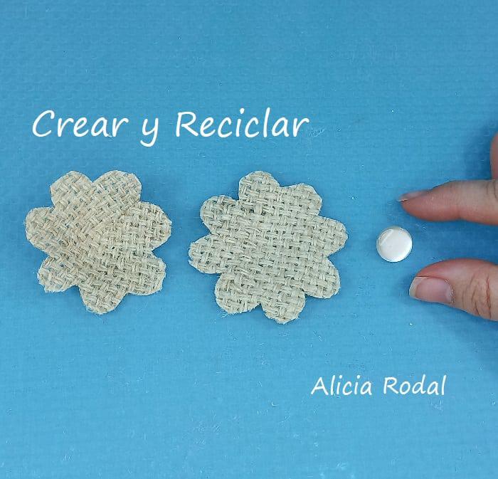 ¿Quieres aprender a hacer estas lindas flores de tela? En este tutorial te enseño que fácil es, además de hacerlas con un material reciclado como lo es la tela de saco o yute