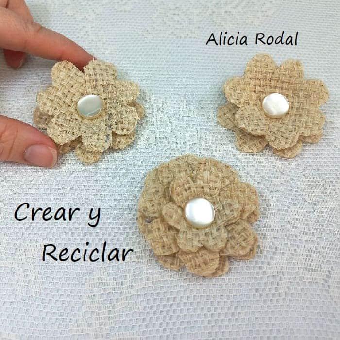 ¿Quieres aprender a hacer estas lindas flores de tela? En este tutorial te enseño que fácil es, además de hacerlas con un material reciclado como lo es la tela de saco o yute
