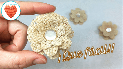 ¿Quieres aprender a hacer estas lindas flores de tela? En este tutorial te enseño que fácil es, además de hacerlas con un material reciclado como lo es la tela de saco o yute