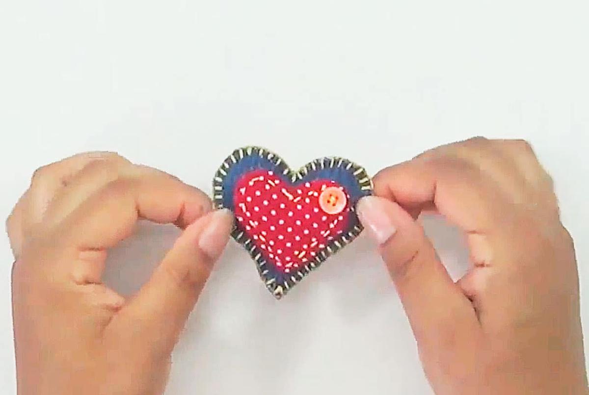 Broches con retazos de tela