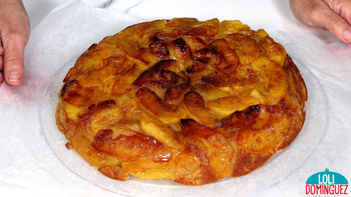 Tarta de manzana sin horno, hecha en sartén, esponjosa y muy jugosa. Esta receta es ideal para la merienda o para servirla de postre, se puede servir caliente o templada acompañada de una bola de helado, se hace con pocos ingredientes y el resultado es exquisito