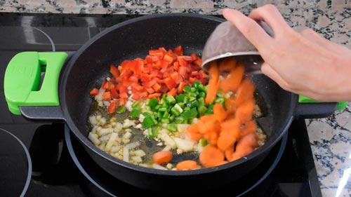 pochar la verdura para el pollo guisado a la cerveza