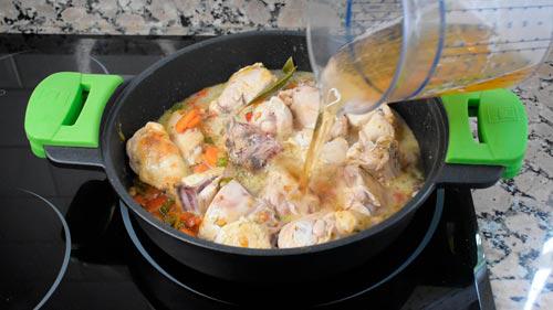 echar cerveza al pollo guisado a la cerveza