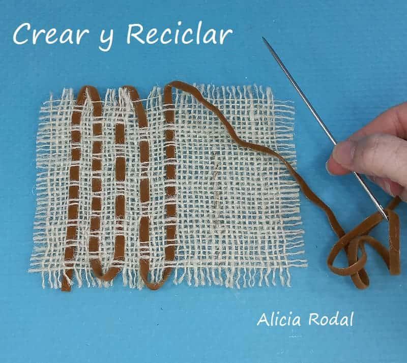 En este tutorial aprenderás cómo coser a mano en tela de saco, algunas puntadas o puntos básicos, para hacer y decorar lo que quieras, con cualquier tipo de hilo, cuerda, cordón o cinta. Ni te imaginas lo fácil que es. Perfectas para decorar tu casa, tu ropa, para vender o regalar.