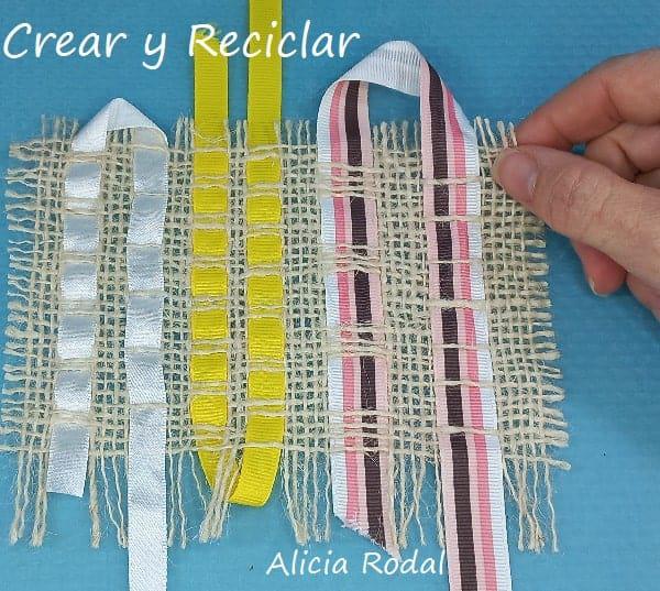 En este tutorial aprenderás cómo coser a mano en tela de saco, algunas puntadas o puntos básicos, para hacer y decorar lo que quieras, con cualquier tipo de hilo, cuerda, cordón o cinta. Ni te imaginas lo fácil que es. Perfectas para decorar tu casa, tu ropa, para vender o regalar.