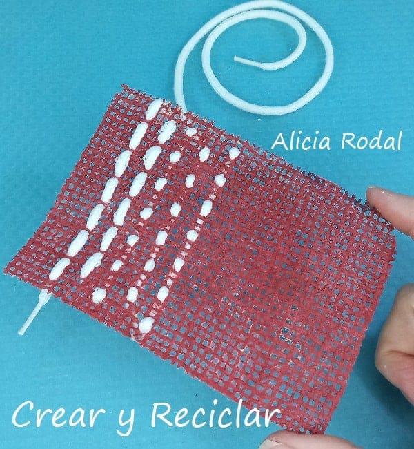 En este tutorial aprenderás cómo coser a mano en tela de saco, algunas puntadas o puntos básicos, para hacer y decorar lo que quieras, con cualquier tipo de hilo, cuerda, cordón o cinta. Ni te imaginas lo fácil que es. Perfectas para decorar tu casa, tu ropa, para vender o regalar.