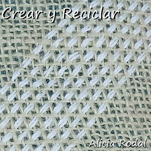 En este tutorial aprenderás cómo coser a mano en tela de saco, algunas puntadas o puntos básicos, para hacer y decorar lo que quieras, con cualquier tipo de hilo, cuerda, cordón o cinta. Ni te imaginas lo fácil que es. Perfectas para decorar tu casa, tu ropa, para vender o regalar.