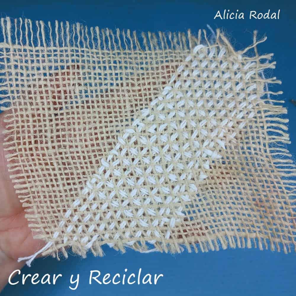 En este tutorial aprenderás cómo coser a mano en tela de saco, algunas puntadas o puntos básicos, para hacer y decorar lo que quieras, con cualquier tipo de hilo, cuerda, cordón o cinta. Ni te imaginas lo fácil que es. Perfectas para decorar tu casa, tu ropa, para vender o regalar.