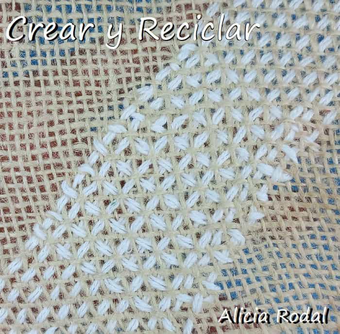 En este tutorial aprenderás cómo coser a mano en tela de saco, algunas puntadas o puntos básicos, para hacer y decorar lo que quieras, con cualquier tipo de hilo, cuerda, cordón o cinta. Ni te imaginas lo fácil que es. Perfectas para decorar tu casa, tu ropa, para vender o regalar.