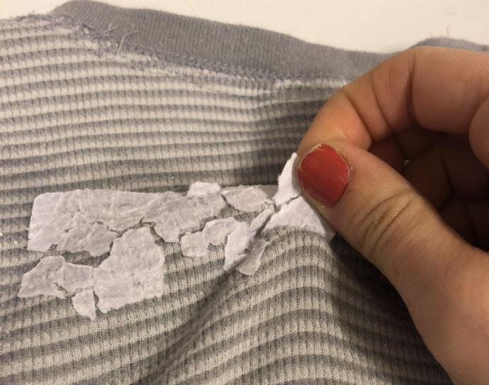 como quitar los restos de adhesivos de la ropa