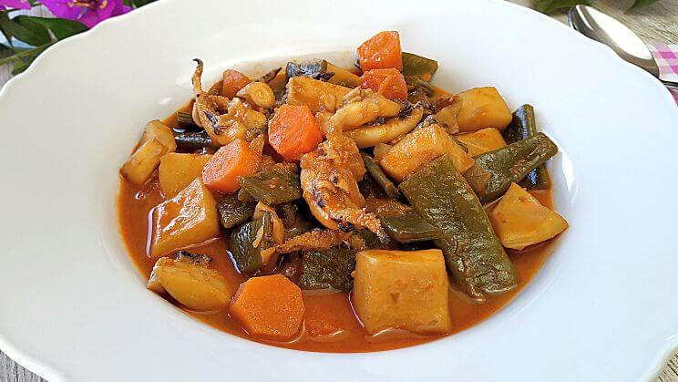 Sepia con patatas y judias verdes