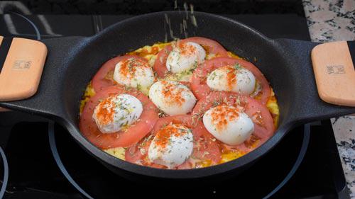 espolvorear con especias los huevos turcos