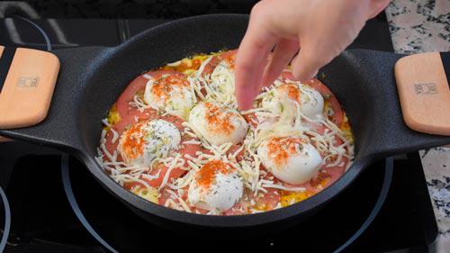 echar queso rallado a los huevos turcos