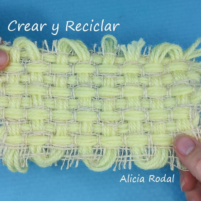 En este tutorial vamos a probar distintos puntos o puntadas, sencillas y cruzadas, con varios hilos de colores, para aprender a decorar, coser, tejer o bordar, en tela de saco de yute o cualquier otro tipo de tela o tejido.