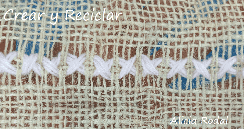 En este tutorial vamos a probar distintos puntos o puntadas, sencillas y cruzadas, con varios hilos de colores, para aprender a decorar, coser, tejer o bordar, en tela de saco de yute o cualquier otro tipo de tela o tejido.