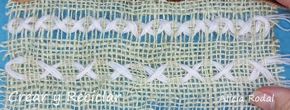 En este tutorial vamos a probar distintos puntos o puntadas, sencillas y cruzadas, con varios hilos de colores, para aprender a decorar, coser, tejer o bordar, en tela de saco de yute o cualquier otro tipo de tela o tejido.