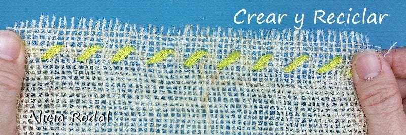 En este tutorial vamos a probar distintos puntos o puntadas, sencillas y cruzadas, con varios hilos de colores, para aprender a decorar, coser, tejer o bordar, en tela de saco de yute o cualquier otro tipo de tela o tejido.