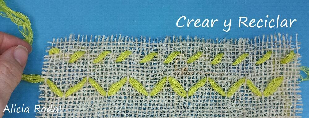 En este tutorial vamos a probar distintos puntos o puntadas, sencillas y cruzadas, con varios hilos de colores, para aprender a decorar, coser, tejer o bordar, en tela de saco de yute o cualquier otro tipo de tela o tejido.