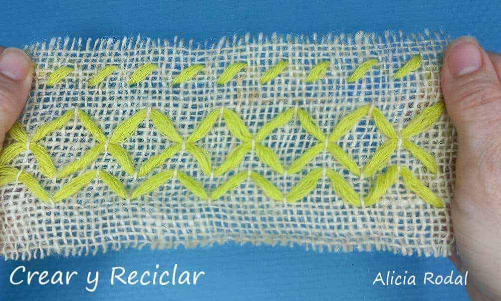 En este tutorial vamos a probar distintos puntos o puntadas, sencillas y cruzadas, con varios hilos de colores, para aprender a decorar, coser, tejer o bordar, en tela de saco de yute o cualquier otro tipo de tela o tejido.
