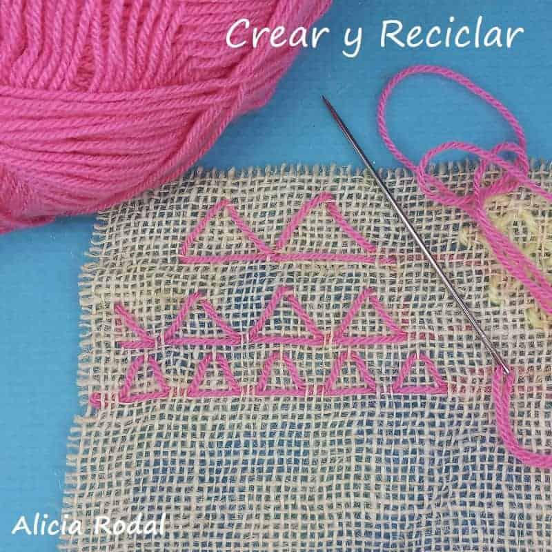 En este tutorial vamos a probar distintos puntos o puntadas, sencillas y cruzadas, con varios hilos de colores, para aprender a decorar, coser, tejer o bordar, en tela de saco de yute o cualquier otro tipo de tela o tejido.