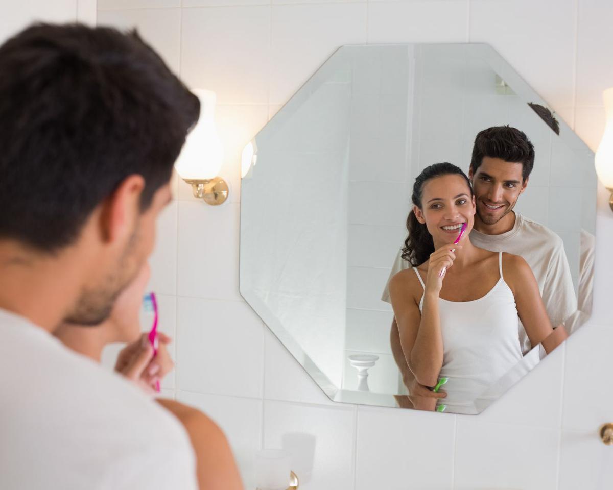 Espejo octogonal con los bordes biselados.