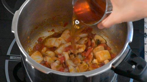 agregar vino a los judiones con choco o sepia en olla rápida