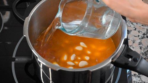 agregar agua a los judiones con choco o sepia en olla rápida