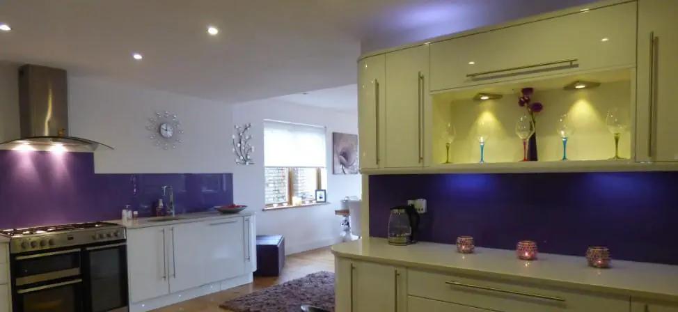 iluminación led bajo muebles de cocina