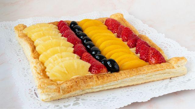 hojaldre crema pastelera y frutas
