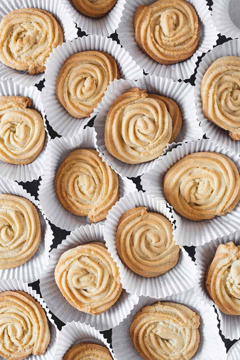 Galletas danesas están metidas dentro de unos papeles blancos.