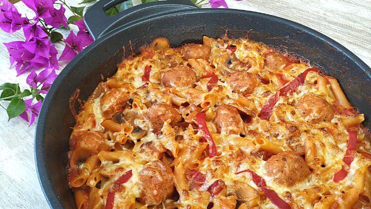 Pasta al horno con albóndigas