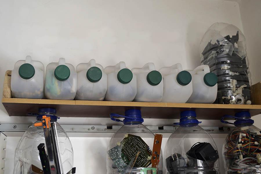 En mi taller utilicé botellas plásticas y retazos de madera hice una repisa para guardar partes electrónicas.