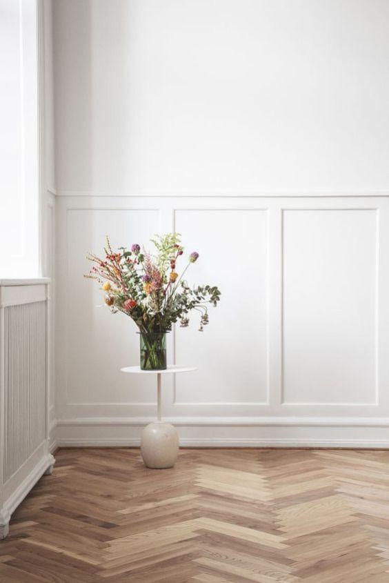 Diseño interior nórdico con moldura de pared estilo clásico moderno y rodapié blanco