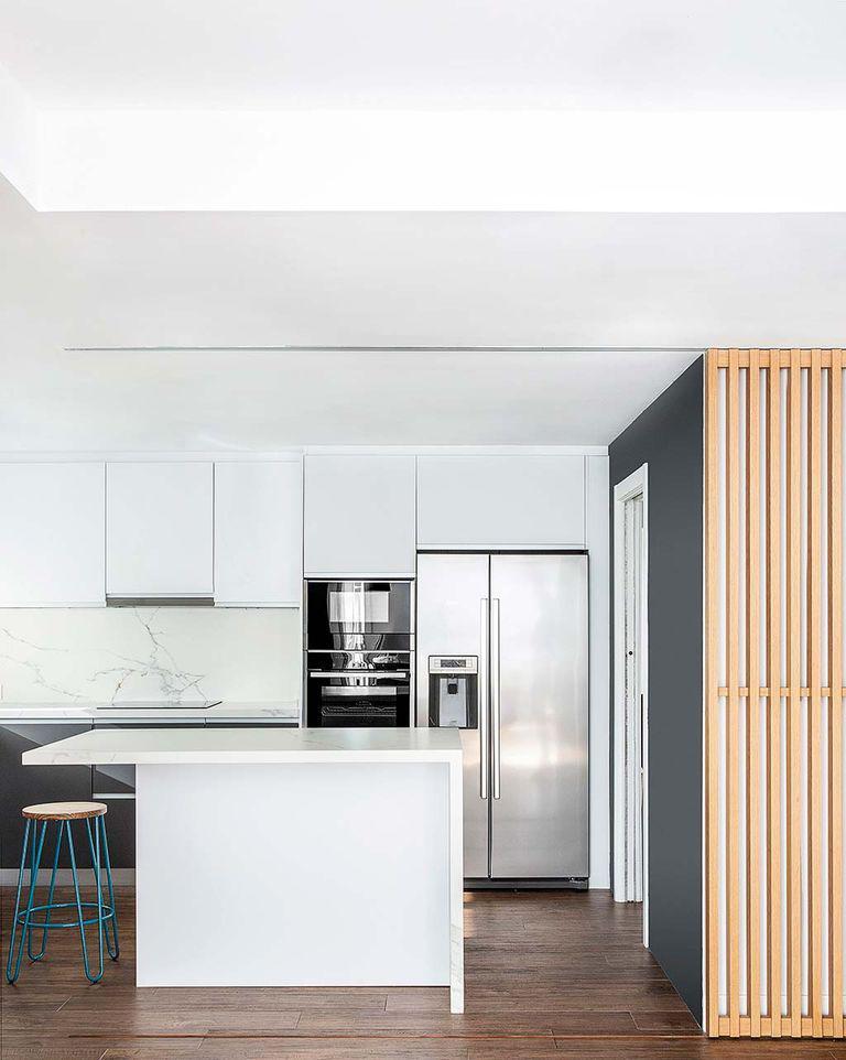 Una estupenda cocina abierta al salón_ La reforma de la cocina eliminó el tendedero para ganar luz y espacio