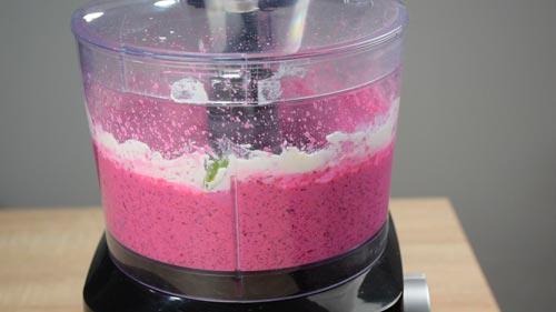 triturar ingredientes para la pasta rosa