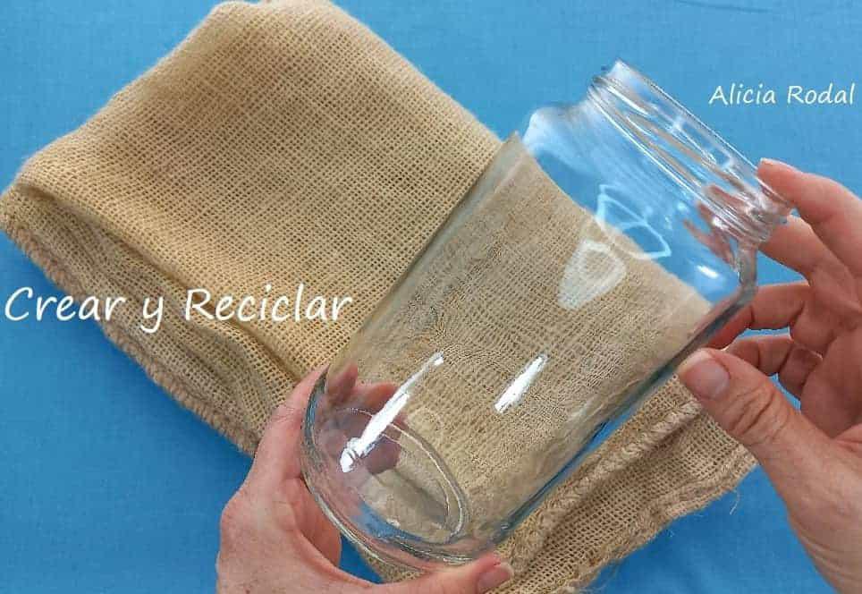 Con los frascos de vidrio o cristal podemos hacer hermosas decoraciones para nuestra casa, y al mismo tiempo útiles. Este tipo de manualidades son perfectas para hacer en familia o como un lindo detalle para regalar, o también para vender y así emprender tu propio negocio de manualidades o artesanía.