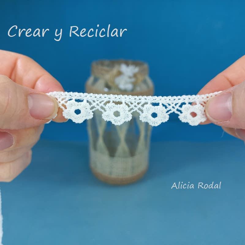 Con los frascos de vidrio o cristal podemos hacer hermosas decoraciones para nuestra casa, y al mismo tiempo útiles. Este tipo de manualidades son perfectas para hacer en familia o como un lindo detalle para regalar, o también para vender y así emprender tu propio negocio de manualidades o artesanía.