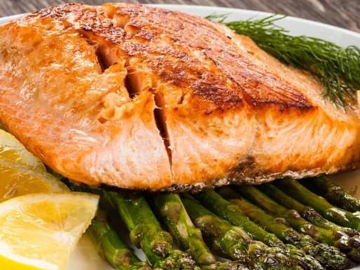 salmon con esparragos trigueros a la plancha