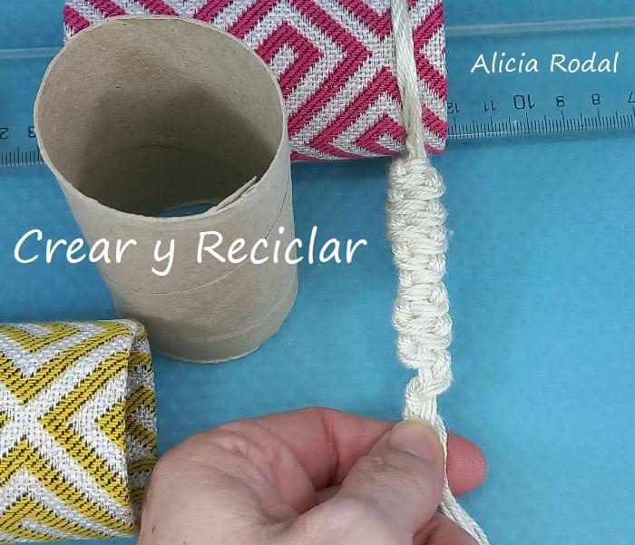 Los rollos de cartón del papel de baño, son perfectos para hacer todo tipo de manualidades prácticas y útiles para nuestra casa. Ideas originales que podemos hacer en familia para aprovechar los desechos que nosotros mismos generamos, y reutilizarlos en cosas para nuestro hogar, para vender o regalar.