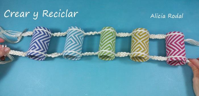 Los rollos de cartón del papel de baño, son perfectos para hacer todo tipo de manualidades prácticas y útiles para nuestra casa. Ideas originales que podemos hacer en familia para aprovechar los desechos que nosotros mismos generamos, y reutilizarlos en cosas para nuestro hogar, para vender o regalar.