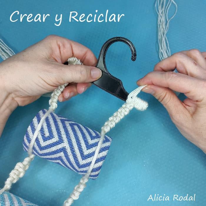 Los rollos de cartón del papel de baño, son perfectos para hacer todo tipo de manualidades prácticas y útiles para nuestra casa. Ideas originales que podemos hacer en familia para aprovechar los desechos que nosotros mismos generamos, y reutilizarlos en cosas para nuestro hogar, para vender o regalar.