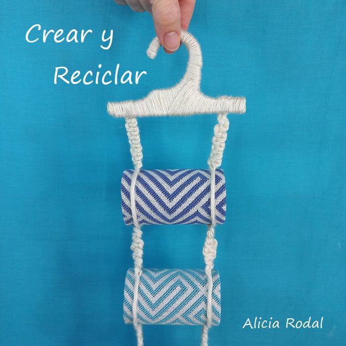 Los rollos de cartón del papel de baño, son perfectos para hacer todo tipo de manualidades prácticas y útiles para nuestra casa. Ideas originales que podemos hacer en familia para aprovechar los desechos que nosotros mismos generamos, y reutilizarlos en cosas para nuestro hogar, para vender o regalar.